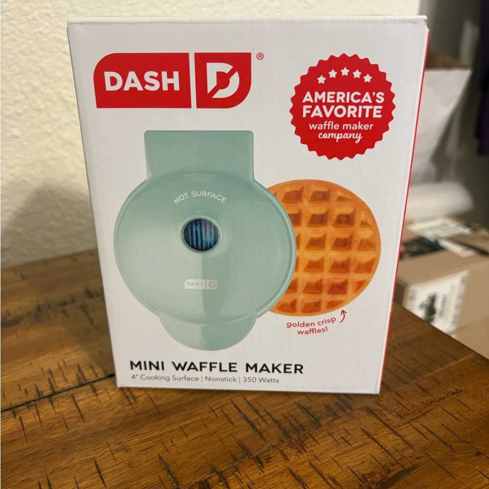 🔴2/$10- Dash Mini Waffle Maker in Mint
